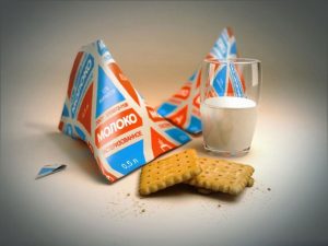 Треугольный пакет молока