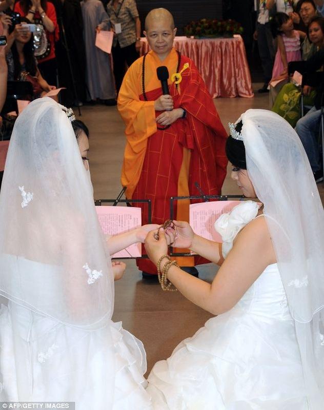 Первая однополая свадьба в Азии