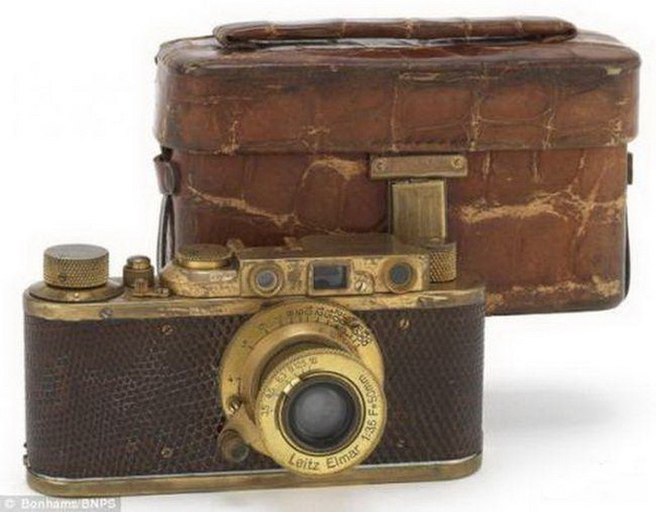 Стоящий фотоаппарат Leica Luxus II