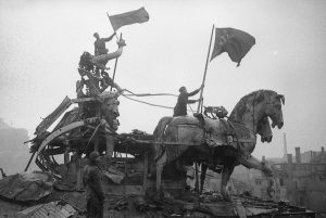 Красные знамена на квадриге Бранденбургских ворот. Берлин. Май 1945 года. 