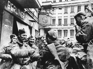 Советские солдаты на улицах Берлина. Май 1945.