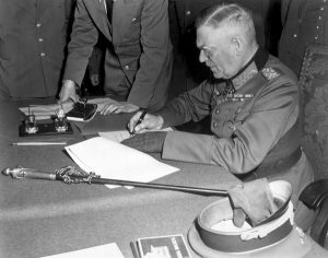 Фельдмаршал Вильгельм Кейтель подписывает Акт о безоговорочной капитуляции Германии, Берлин. 8 мая 1945 года. 