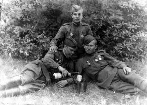 Советские солдаты пьют за Победу — на общем построении части объявлено о Победе над фашистской Германией. 9 мая 1945 года.