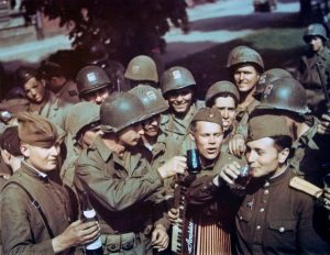 Советские солдаты и офицеры выпивают с американцами за Победу. 