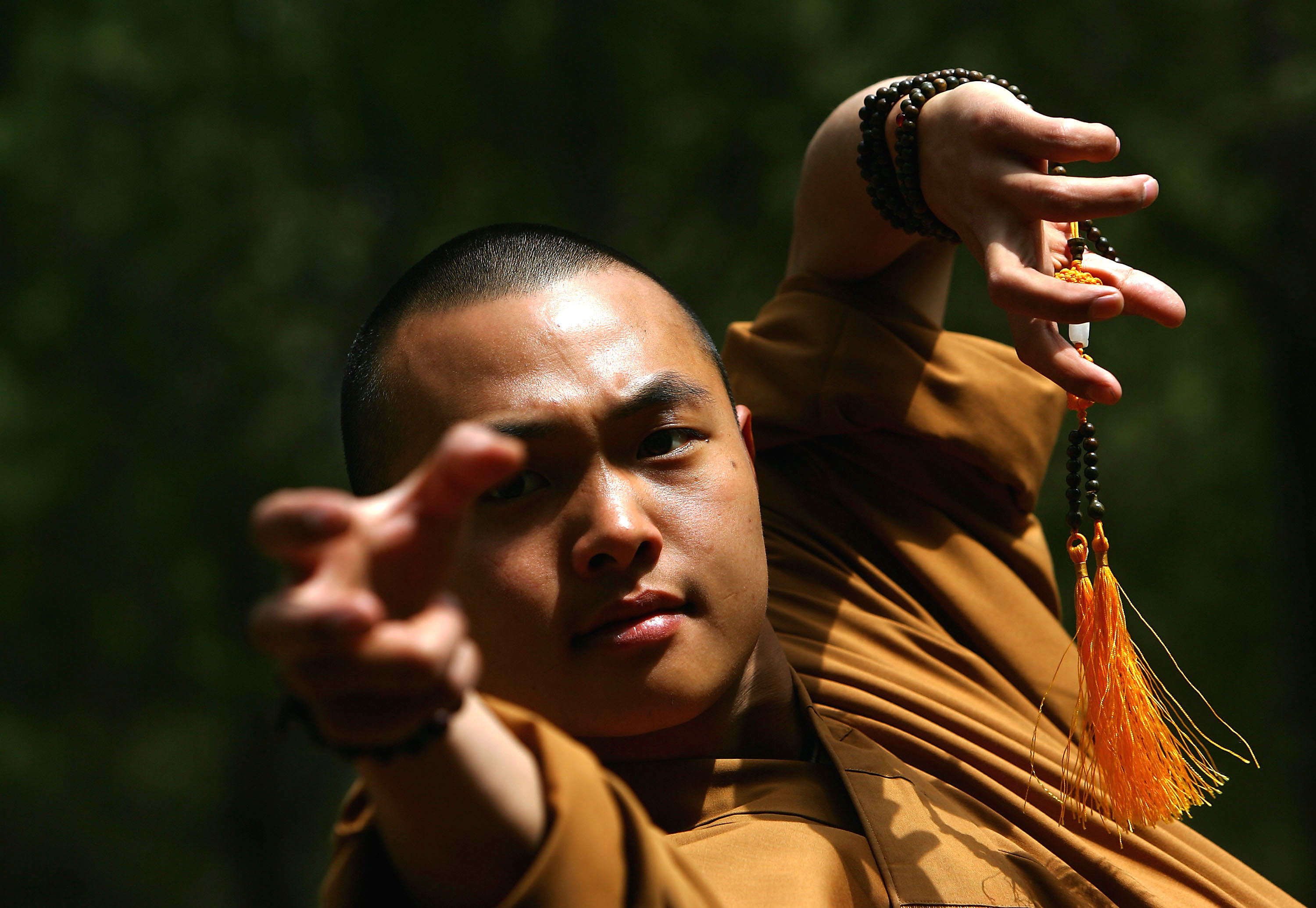 Почему тибетские монахи бреют голову?