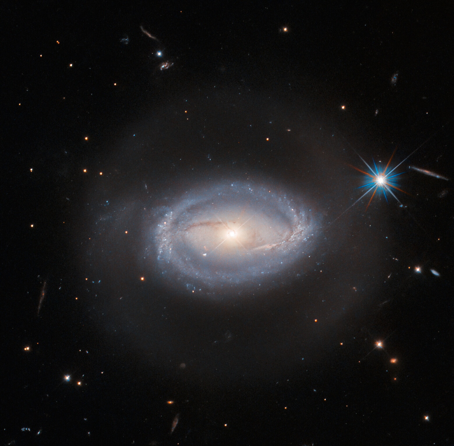 Хаббл рассматривает интригующую галактику